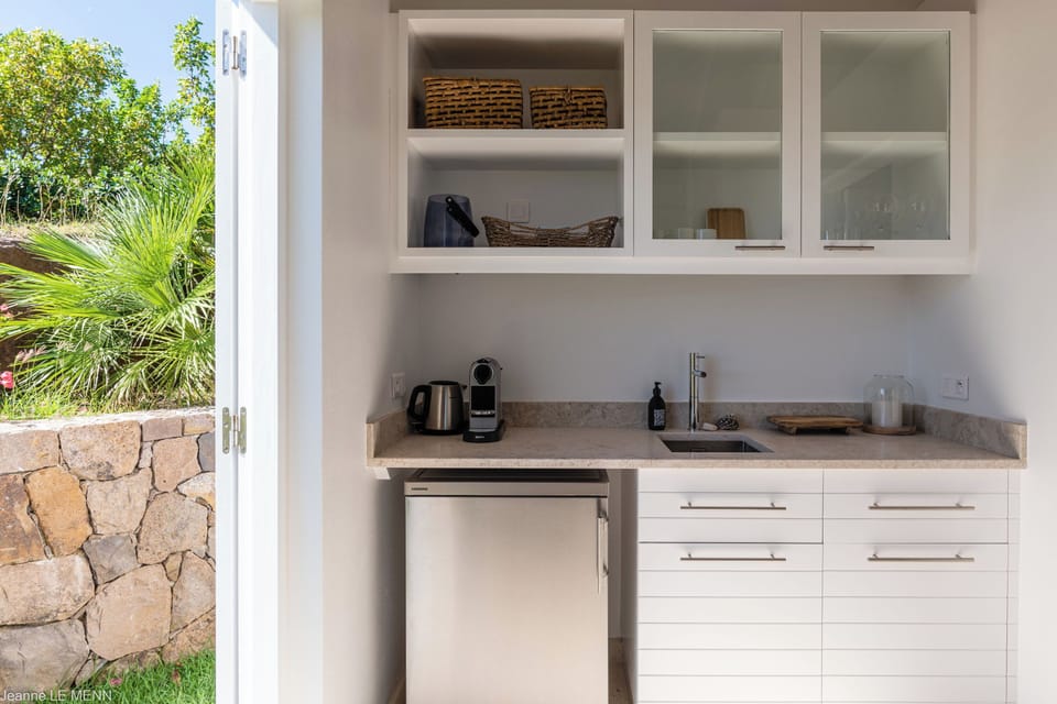 Located in a separate bungalow, at the entrance of the property. A king size bed, air conditioning, ceiling fan, HD-TV, Dish Network, safe, dressing room. Ensuite bathroom with indoor Italian shower, double sink, and WC. The bedroom opens onto a private g