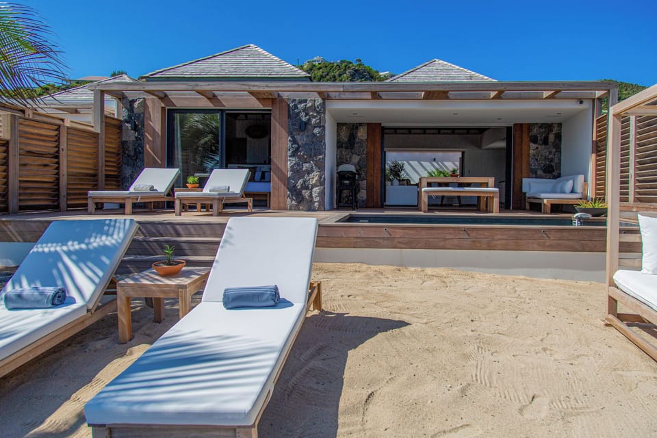 Heated pool, gas barbecue,deck chairs. 