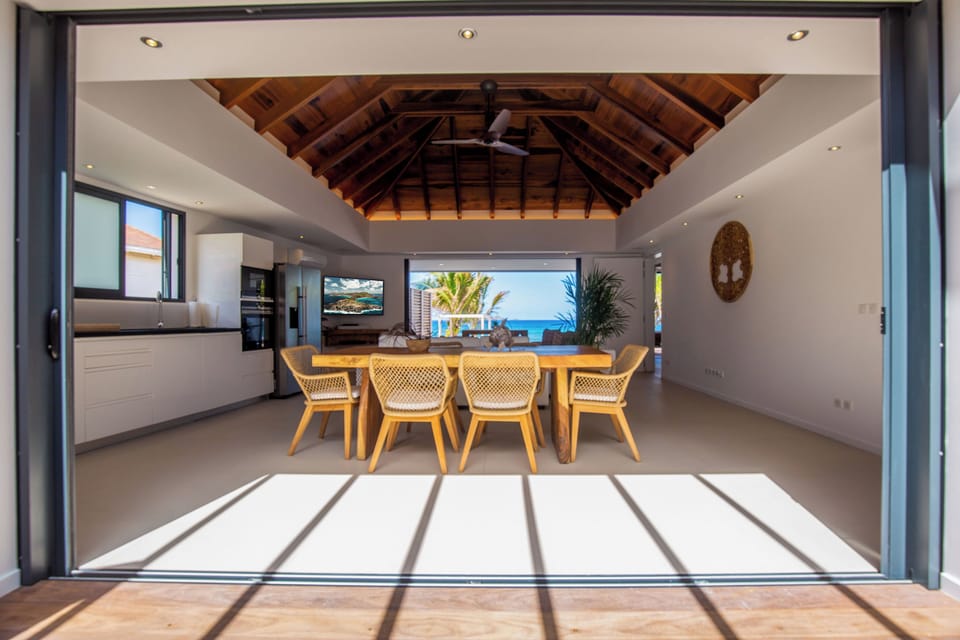 Air-conditioned kitchen equipped with electric oven, gas stove, microwave, fridge and freezer with ice maker, dish washer, toaster, regular filter coffee machine and Nespresso machine, electric kettle, blender, electric fruit squeezer. Outside dining tabl