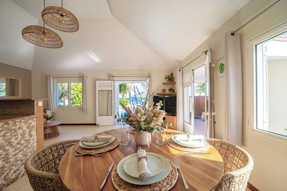 Kitchen equipped with breakfast bar, electric oven, gas stove, microwave, fridge and freezer with ice maker, dishwasher, blender, electric fruit squeezer, electric kettle, Nespresso coffee machine and regular filter machine. Inside dining table for 4 gues