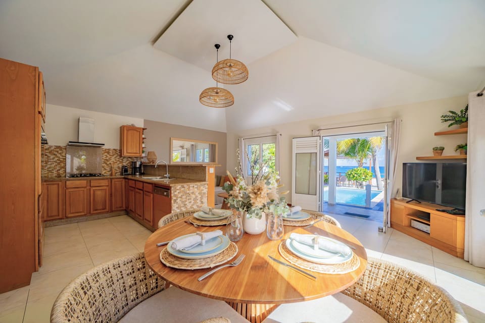 Kitchen equipped with breakfast bar, electric oven, gas stove, microwave, fridge and freezer with ice maker, dishwasher, blender, electric fruit squeezer, electric kettle, Nespresso coffee machine and regular filter machine. Inside dining table for 4 gues