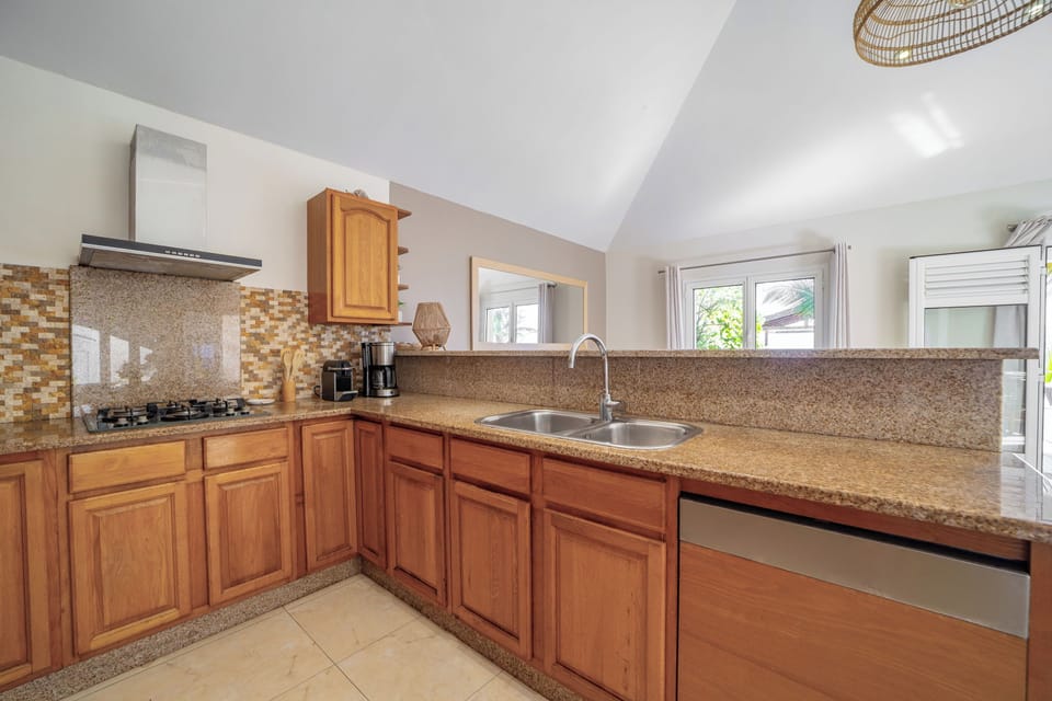 Kitchen equipped with breakfast bar, electric oven, gas stove, microwave, fridge and freezer with ice maker, dishwasher, blender, electric fruit squeezer, electric kettle, Nespresso coffee machine and regular filter machine. Inside dining table for 4 gues