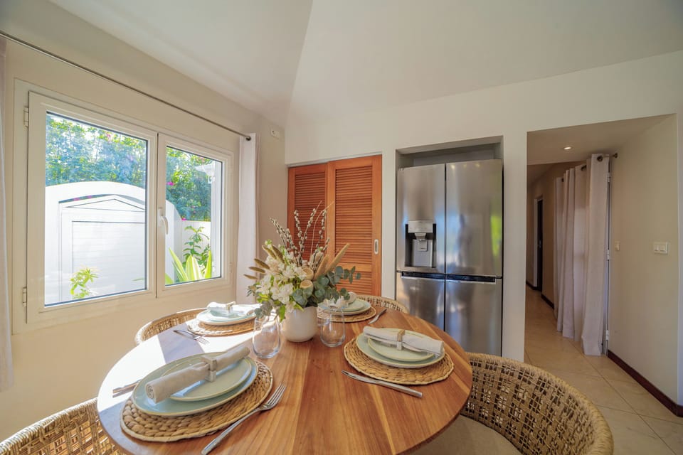 Kitchen equipped with breakfast bar, electric oven, gas stove, microwave, fridge and freezer with ice maker, dishwasher, blender, electric fruit squeezer, electric kettle, Nespresso coffee machine and regular filter machine. Inside dining table for 4 gues