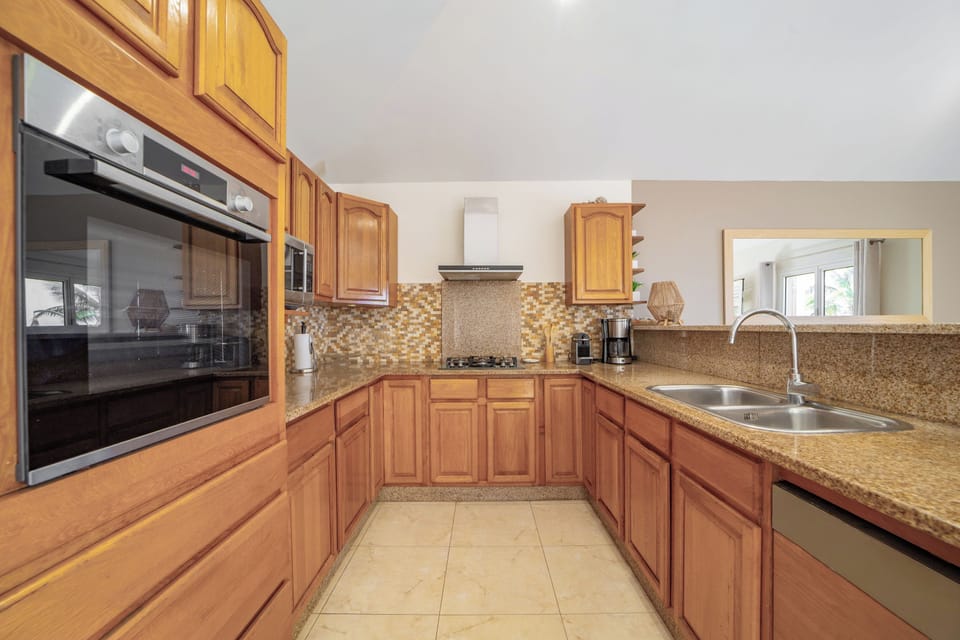 Kitchen equipped with breakfast bar, electric oven, gas stove, microwave, fridge and freezer with ice maker, dishwasher, blender, electric fruit squeezer, electric kettle, Nespresso coffee machine and regular filter machine. Inside dining table for 4 gues