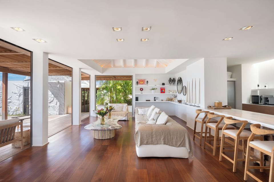 Spacious open air great room opening onto the pool deck and with a panoramic ocean view. HD-TV, Dish Network (US channels), DVD player, ceiling fan.