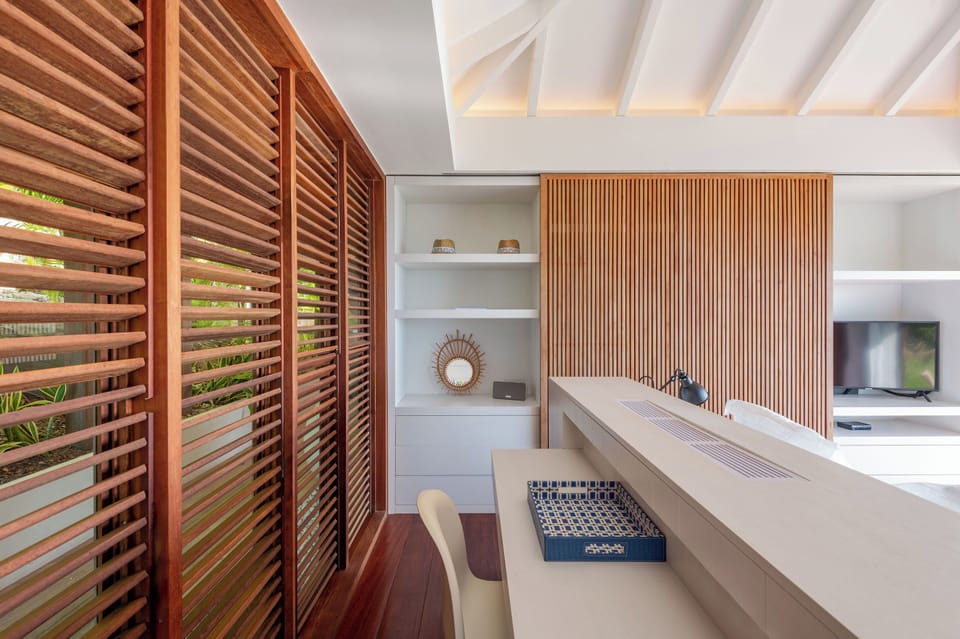 King size bed, air-conditioning, ceiling fan, HD-TV, Apple TV. Ensuite Bathroom, hair dryer, safe. The room opens onto a private terrace. 