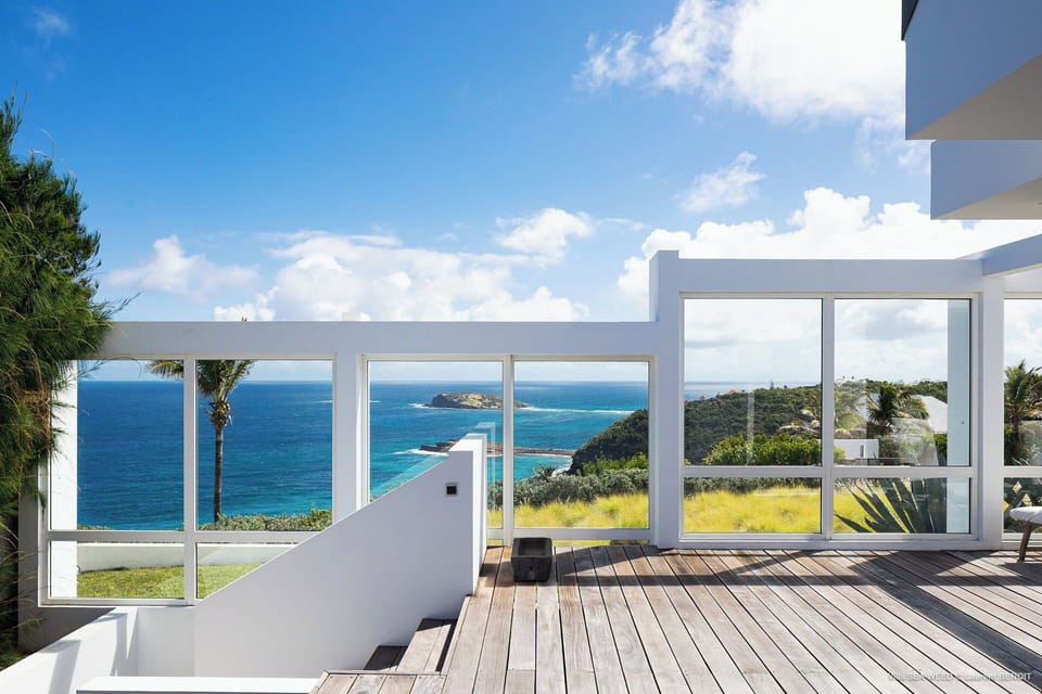 Located in a separate building next to the main house. King bed, air conditioning, dressing room, programmable safe. Adjoining bathroom with shower, hair dryer, towels and beach towels. Private terrace. 