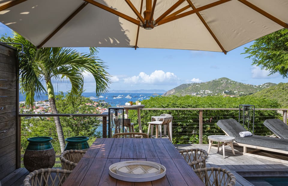 Fully equipped kitchen with mixer, coffee maker, dishwasher, espresso machine, microwave, toaster, wine cooler. Dining area in the great room, with a dining table for 8 guests. 