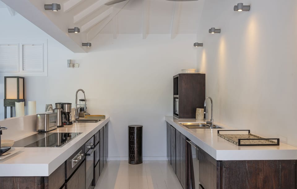 Fully equipped kitchen with mixer, coffee maker, dishwasher, espresso machine, microwave, toaster, wine cooler. Dining area in the great room, with a dining table for 8 guests. 