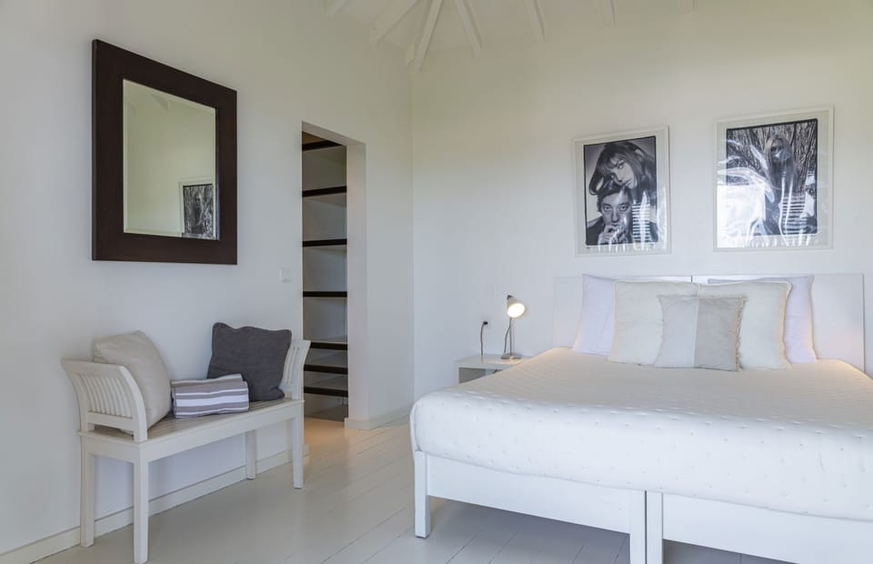Located in guest house with private terrace. Twin beds convertible to king-size. Air conditioning, ceiling Fan, HD-TV, safe. Ensuite bathroom with rain head shower and hair dryer. Opens onto the terrace and the view.
