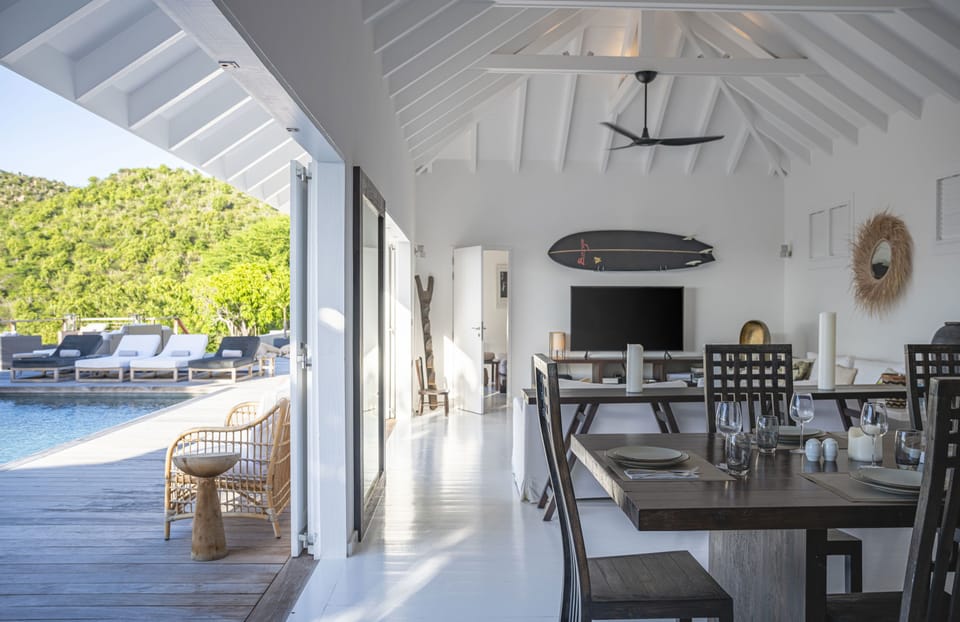 Fully equipped kitchen with mixer, coffee maker, dishwasher, espresso machine, microwave, toaster, wine cooler. Dining area in the great room, with a dining table for 8 guests. 