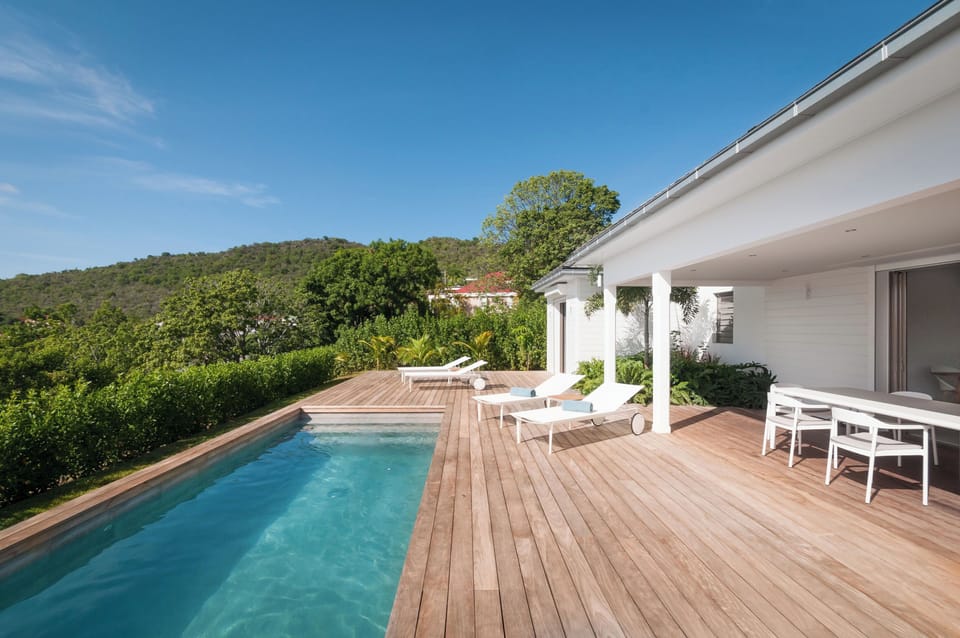 Beautiful pool facing the panoramic views, nice terrace with deckchairs, outdoor lounge, parasol, barbecue. 