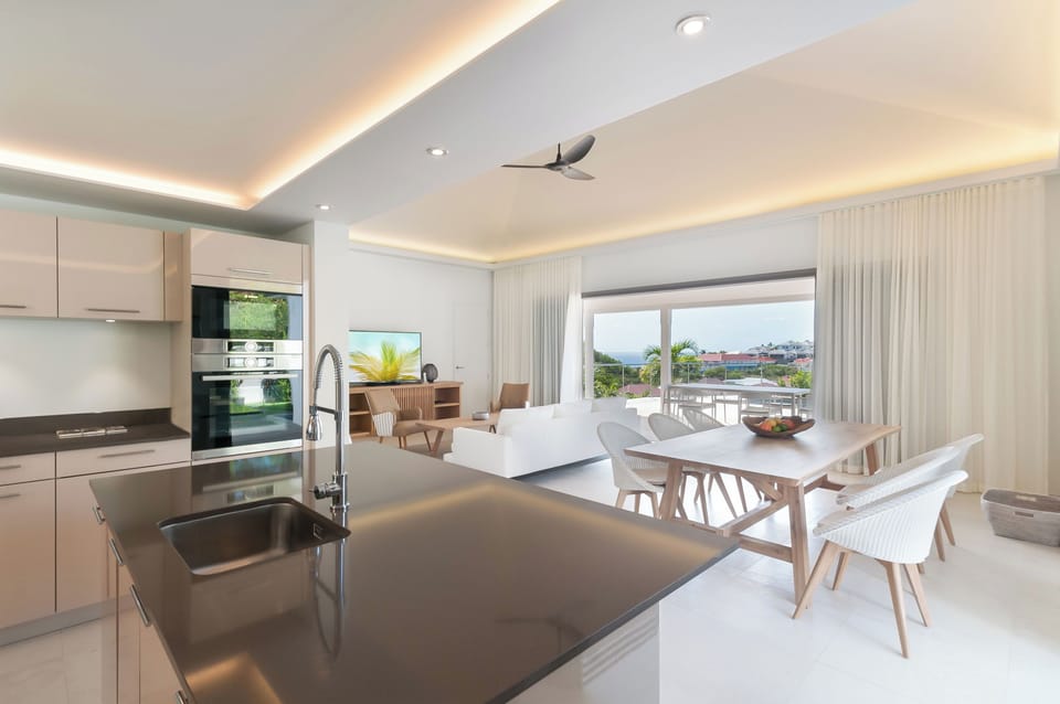 Fully equipped kitchen with electric oven, cooker with two gas and two glass-ceramics, microwave, fridge, freezer with ice maker, filter coffee maker and Nespresso coffee machine, dishwasher, blender, food processor, electric kettle, hood, toaster. Indoor