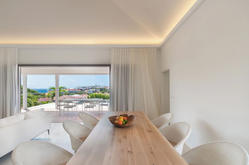 Fully equipped kitchen with electric oven, cooker with two gas and two glass-ceramics, microwave, fridge, freezer with ice maker, filter coffee maker and Nespresso coffee machine, dishwasher, blender, food processor, electric kettle, hood, toaster. Indoor