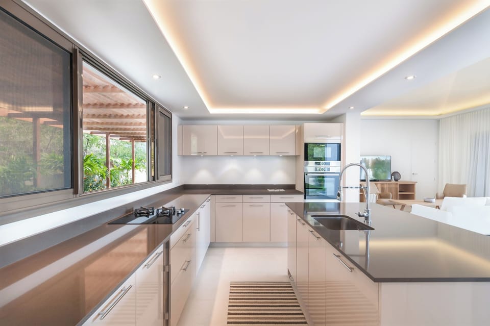 Fully equipped kitchen with electric oven, cooker with two gas and two glass-ceramics, microwave, fridge, freezer with ice maker, filter coffee maker and Nespresso coffee machine, dishwasher, blender, food processor, electric kettle, hood, toaster. Indoor