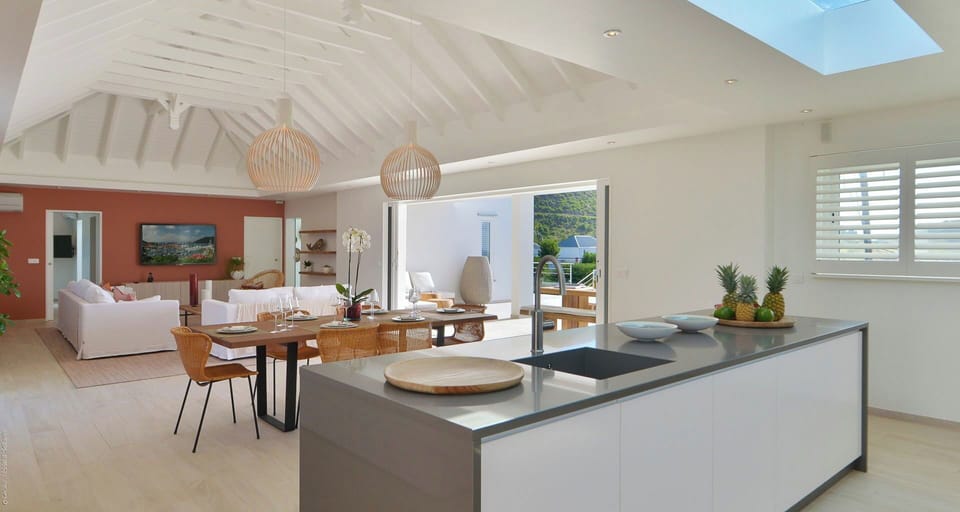 Fully equipped, electric oven, gas stove, dishwasher, fridge and freezer, ice machine, microwave, toaster, filter coffee maker, and espresso coffee machine, blender, electric fruit press. Dining table for 6 people in the great room. 