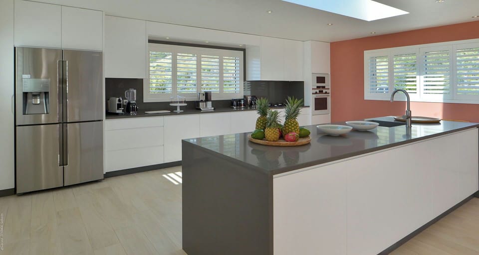 Fully equipped, electric oven, gas stove, dishwasher, fridge and freezer, ice machine, microwave, toaster, filter coffee maker, and espresso coffee machine, blender, electric fruit press. Dining table for 6 people in the great room. 