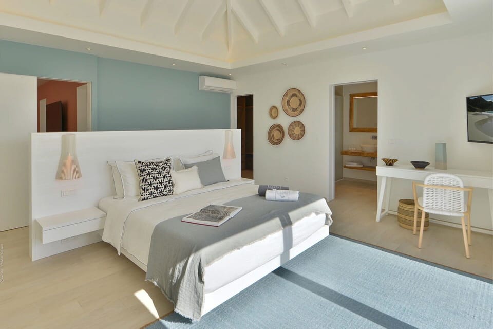 King size bed, air conditioning, HD-TV, Apple TV, iPod connection, safe, large dressing room. En-suite bathroom, shower. The bedroom opens onto the terrace. 