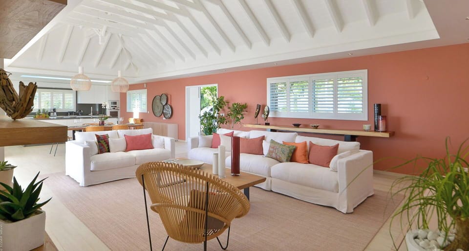 Air-conditioning, large HD-TV with Dish Network, Apple TV, Canal Satellite, iPod dock. 