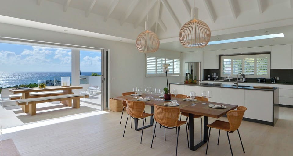 Fully equipped, electric oven, gas stove, dishwasher, fridge and freezer, ice machine, microwave, toaster, filter coffee maker, and espresso coffee machine, blender, electric fruit press. Dining table for 6 people in the great room. 