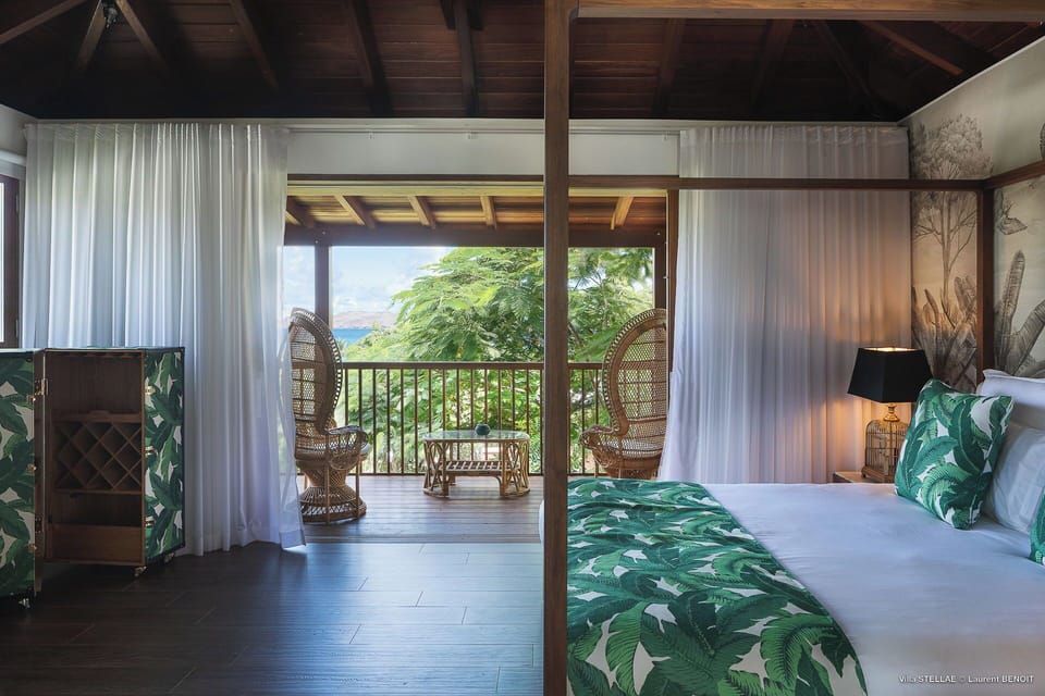 Located in an independant cottage, with ocean view. A king size bed, air conditioning, ceiling fan, HD-TV, safe, dressing room, ensuite bathroom with indoor Italian shower, double sink, hair dryer, towels and beach towels.