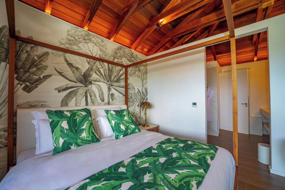 Located in an independant cottage, with ocean view. A king size bed, air conditioning, ceiling fan, HD-TV, safe, dressing room, ensuite bathroom with indoor Italian shower, double sink, hair dryer, towels and beach towels.