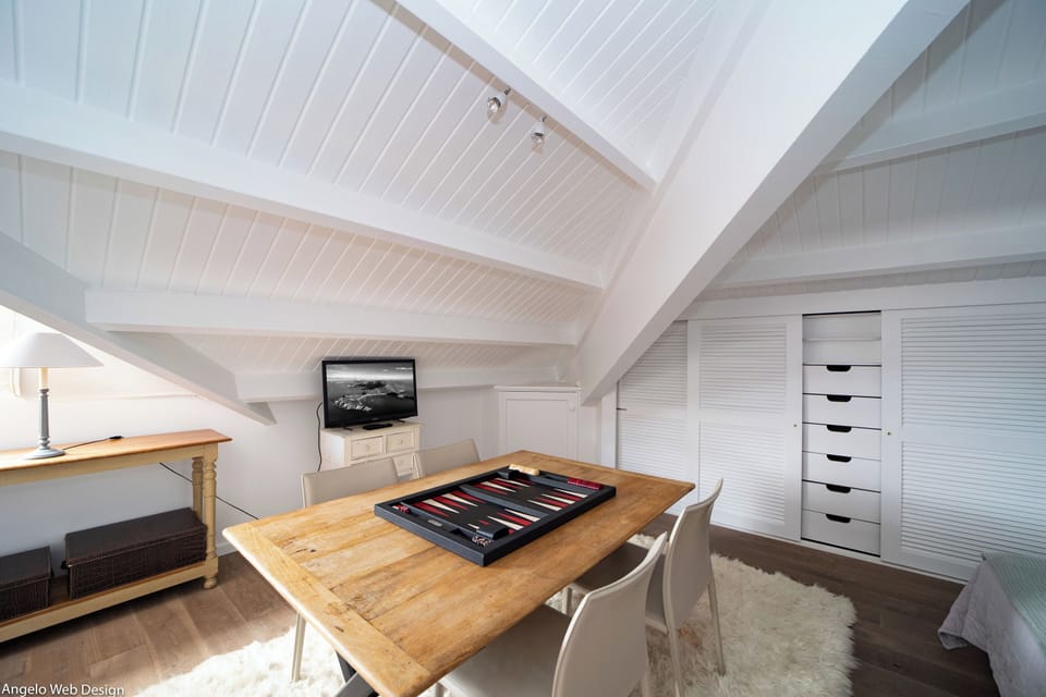 On the upper level. King size bed, air conditioning, HD-TV, Canal Satellite, safe. Shared bathroom with a shower. 