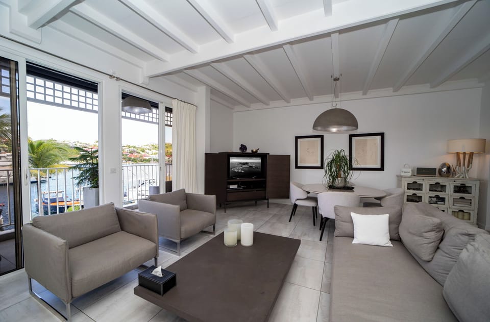 Air conditioning, HD-TV, Canal Satellite, Apple TV, DVD player. Dining table for 6 people. 