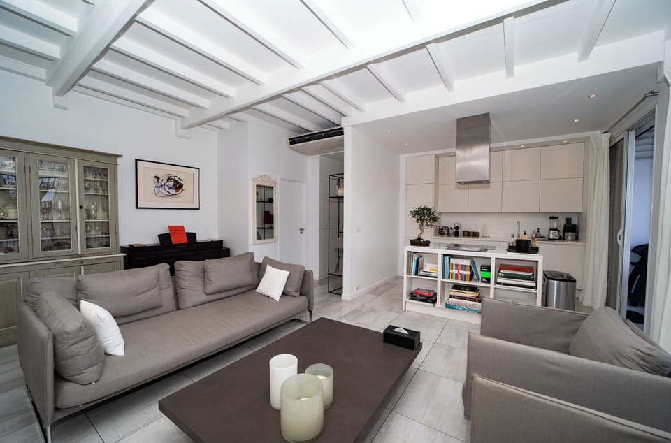Air conditioning, HD-TV, Canal Satellite, Apple TV, DVD player. Dining table for 6 people. 