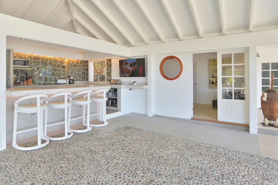 Fully equipped kitchen, fridge, freezer, oven, induction stove, coffee machine, Toaster, electric kettle,Breakfast bar, HD-TV. Gas Barbecue on the terrace. 