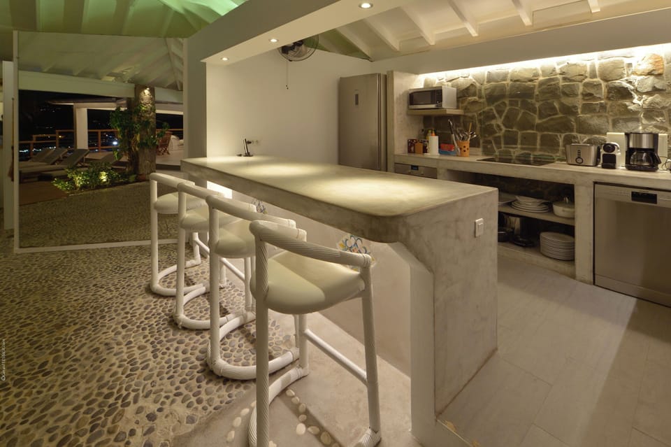 Fully equipped kitchen, fridge, freezer, oven, induction stove, coffee machine, Toaster, electric kettle,Breakfast bar, HD-TV. Gas Barbecue on the terrace. 