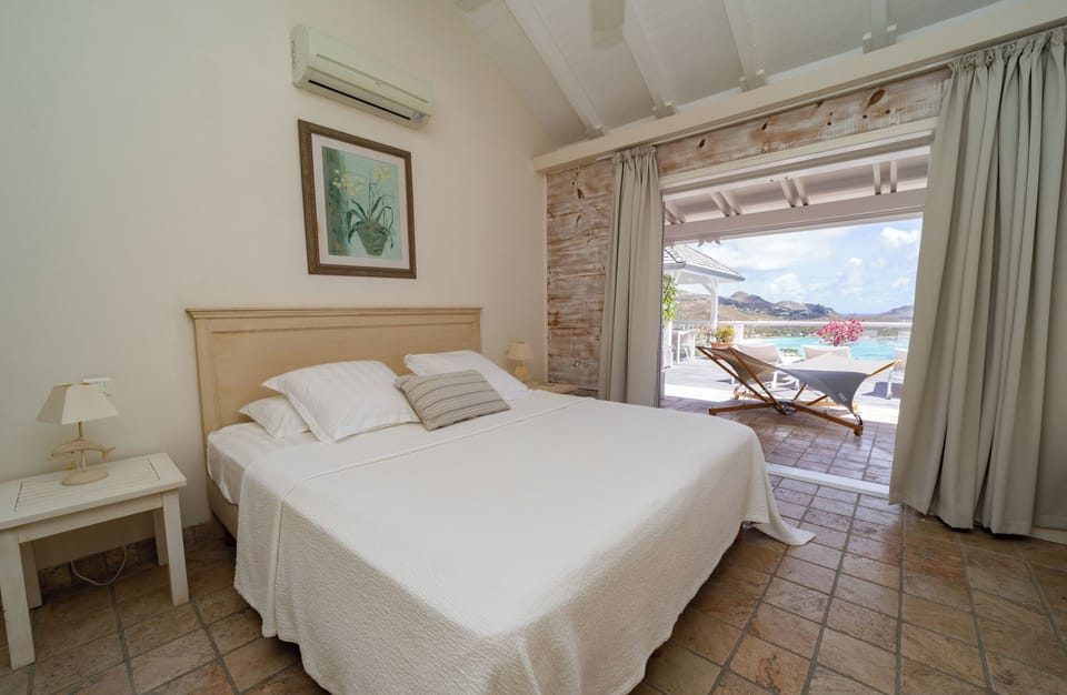 King size bed, mosquito screen, air conditioning, ceiling fan, safe, large dressing room. Ensuite bathroom, double washbasins, shower, screened windows, sun deck. Opens onto the terrace . 