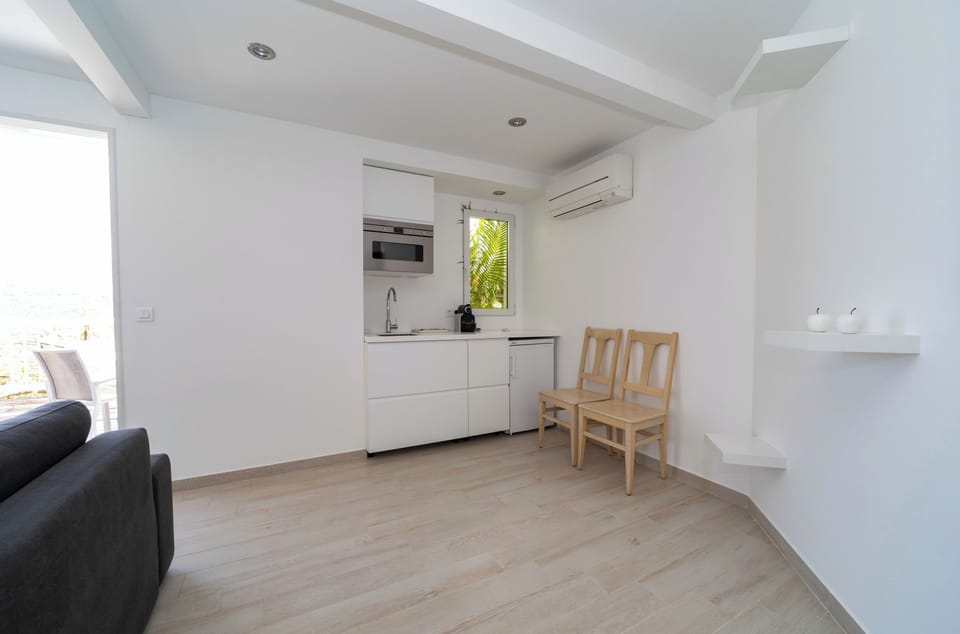 On the lower level. King size bed, mosquito screen, air conditioning, HD-TV, Apple TV, safe, large dressing room.Small kitchen. Ensuite bathroom, double washbasins, shower. 