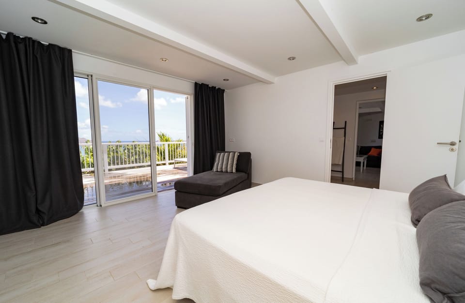 On the lower level. King size bed, mosquito screen, air conditioning, HD-TV, Apple TV, safe, large dressing room.Small kitchen. Ensuite bathroom, double washbasins, shower. 