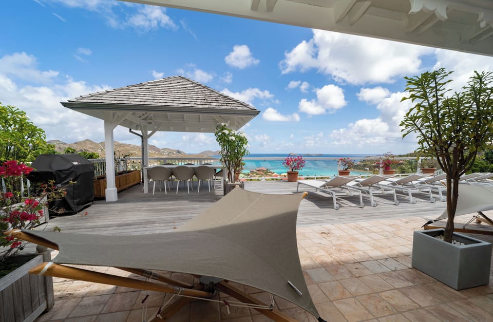 King size bed, mosquito screen, air conditioning, ceiling fan, safe, large dressing room. Ensuite bathroom, double washbasins, shower, screened windows, sun deck. Opens onto the terrace . 