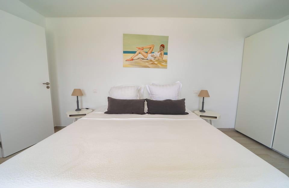 On the lower level. King size bed, mosquito screen, air conditioning, HD-TV, Apple TV, safe, large dressing room.Small kitchen. Ensuite bathroom, double washbasins, shower. 