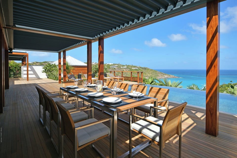 Fully equipped. Electric oven, gas stove, microwave, refrigerator, mixer, centrifuge, freezer, dishwasher, Nespresso machine, blender, kettle, toaster, breakfast bar with stools. A barbecue and breakfast bar is on the covered terrace. Inside dining are in
