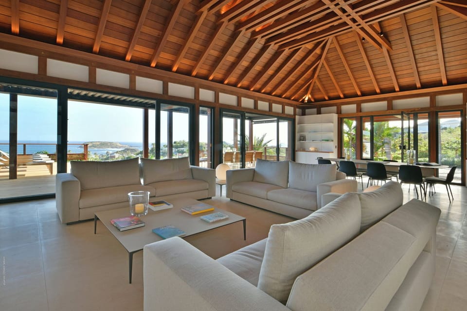 Air conditioning, ceiling fan, HD-TV, Dish network, DVD player, Apple TV. Opens onto the terrace. Ocean view. 