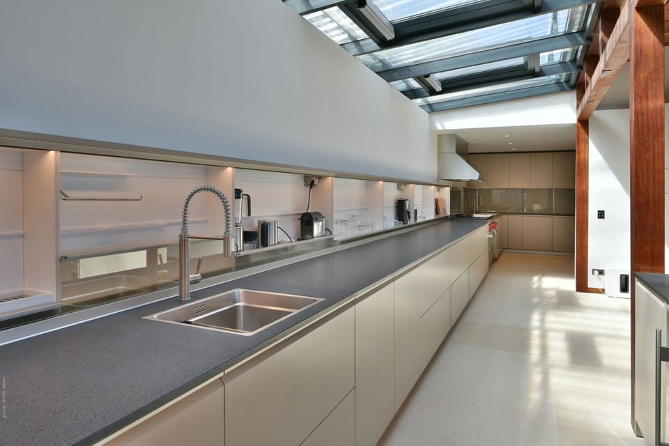 Fully equipped. Electric oven, gas stove, microwave, refrigerator, mixer, centrifuge, freezer, dishwasher, Nespresso machine, blender, kettle, toaster, breakfast bar with stools. A barbecue and breakfast bar is on the covered terrace. Inside dining are in