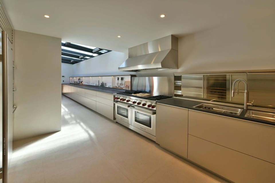 Fully equipped. Electric oven, gas stove, microwave, refrigerator, mixer, centrifuge, freezer, dishwasher, Nespresso machine, blender, kettle, toaster, breakfast bar with stools. A barbecue and breakfast bar is on the covered terrace. Inside dining are in