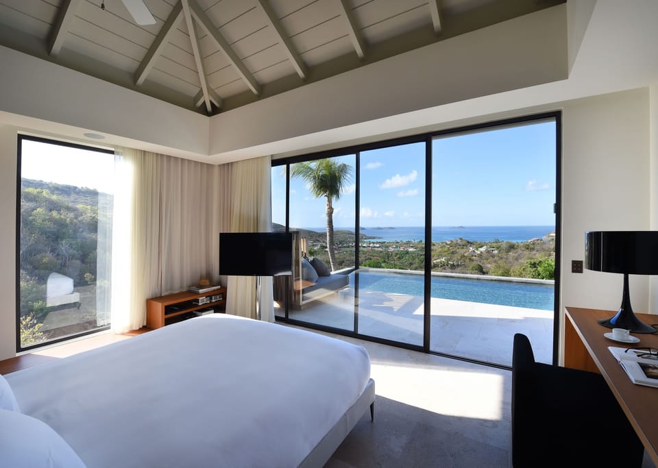 Located on the main level. King size bed, air conditioning, HD-TV, Dish network, Apple TV, ceiling fan, ensuite bathroom, safe, iPod docking station, desk. Ocean view. 
