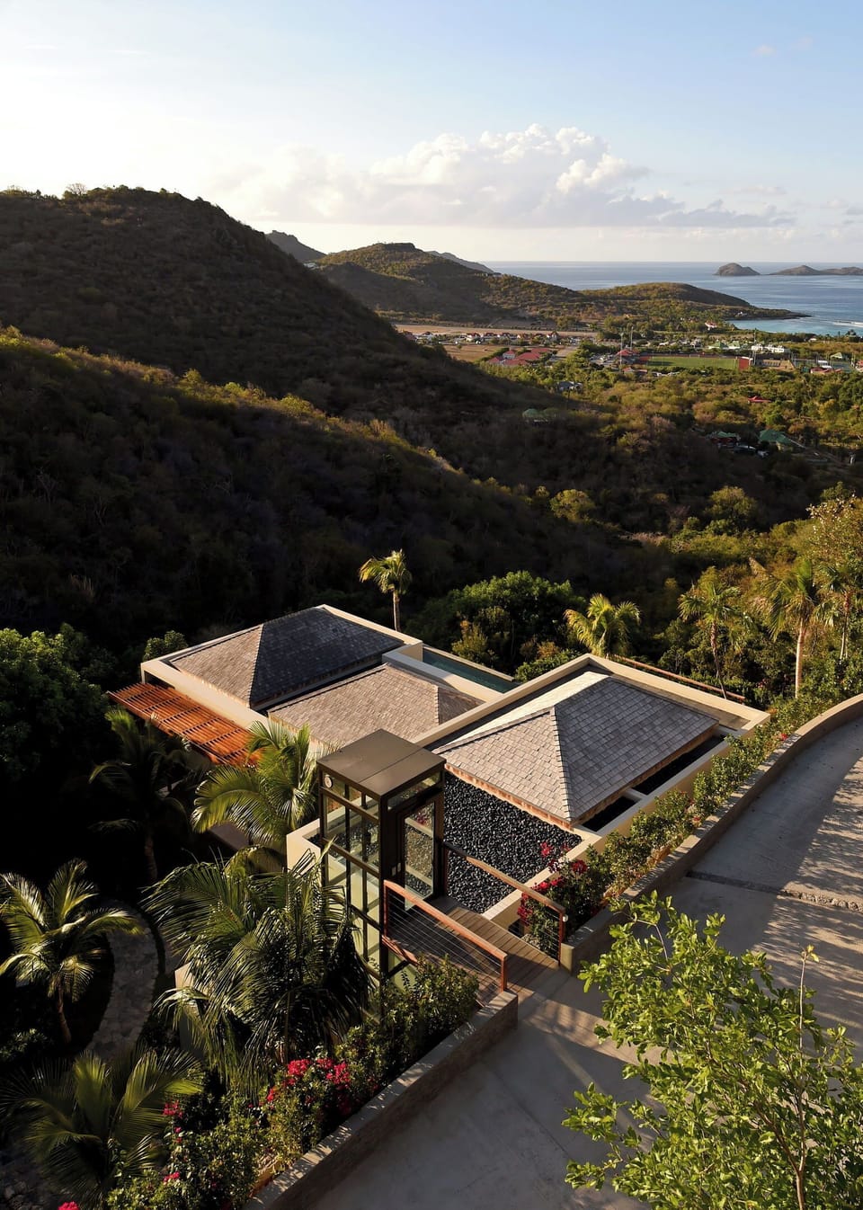  Tropical and lush garden surrounding the property. Spectacular ocean views from all parts of the property. Private parking at the entrance. 