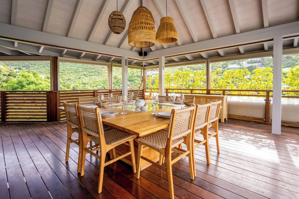 Fully equipped, gas cooker, blender, microwave, dishwasher, Nespresso coffee machine, ice machine, citrus juicer, toaster. Dining table for 10 guests on the covered terrace. 