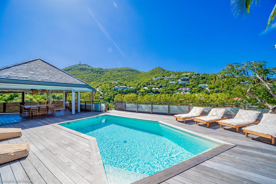 Large terrace, heated pool, sun loungers, lounge area under a gaebo. Gas barbecue. 