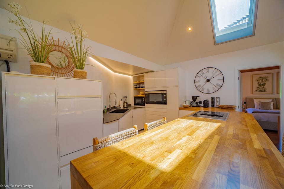 Fully equipped, gas cooker, blender, microwave, dishwasher, Nespresso coffee machine, ice machine, citrus juicer, toaster. Dining table for 10 guests on the covered terrace. 