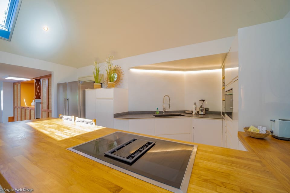 Fully equipped, gas cooker, blender, microwave, dishwasher, Nespresso coffee machine, ice machine, citrus juicer, toaster. Dining table for 10 guests on the covered terrace. 