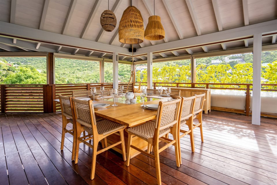 Fully equipped, gas cooker, blender, microwave, dishwasher, Nespresso coffee machine, ice machine, citrus juicer, toaster. Dining table for 10 guests on the covered terrace. 