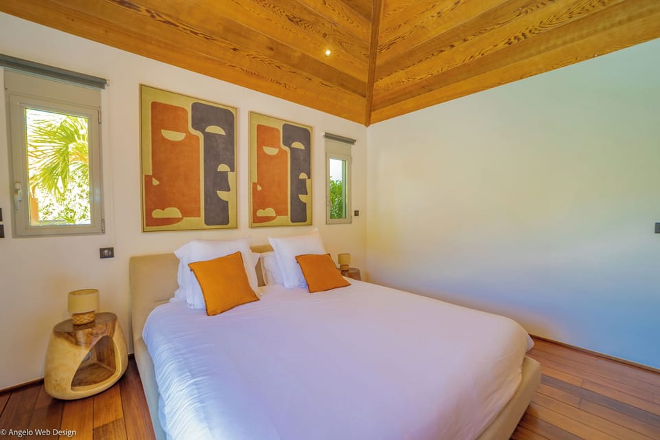 Queen size bed, air conditioning, HD-TV. Adjoining bathroom shared with bedroom 2 with Italian shower, hair dryer. The bedroom opens onto the terrace. 