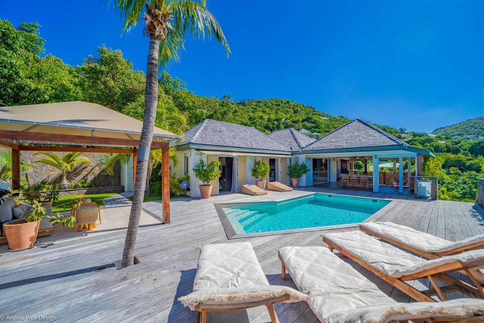 Large terrace, heated pool, sun loungers, lounge area under a gaebo. Gas barbecue. 