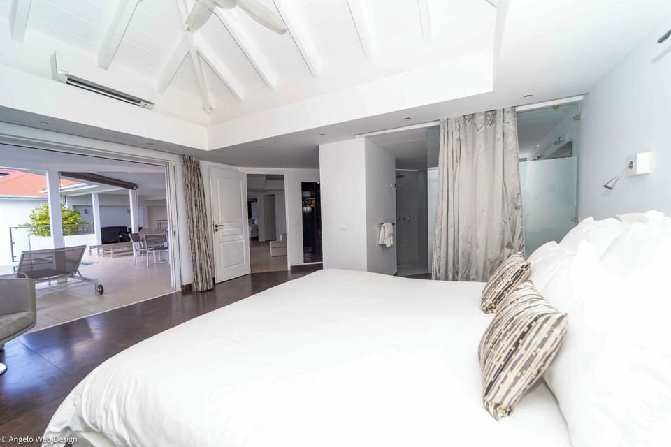King size bed, air conditioning, HD-TV, Apple TV, safe, dressing room. En-suite bathroom, rain shower, sink. The bedroom opens onto the terrace. 